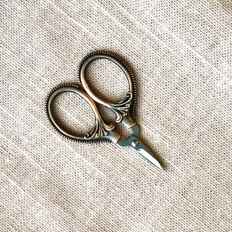 Minisaks Vintage i metallboks, oksidert gull